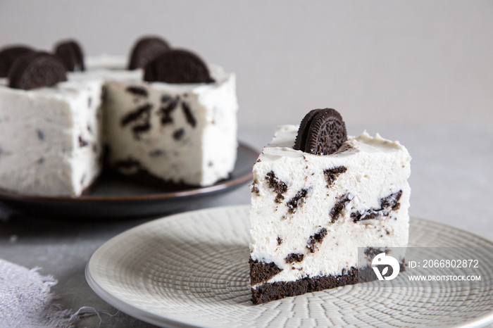 Creamy no bake cheesecake with chocolate cookies. oreo biscuit cake/