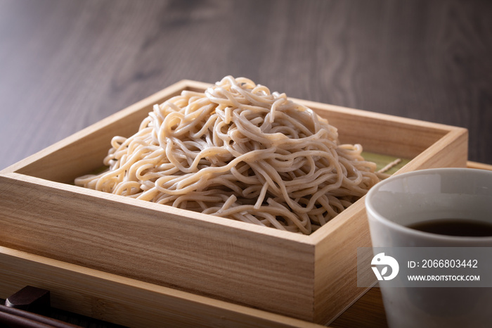 日本のざるそばを食べる