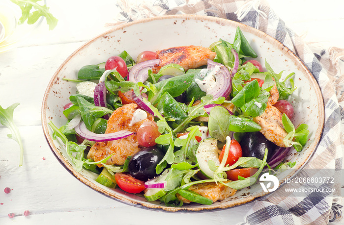 Fresh salad with chicken breast and vegetables.