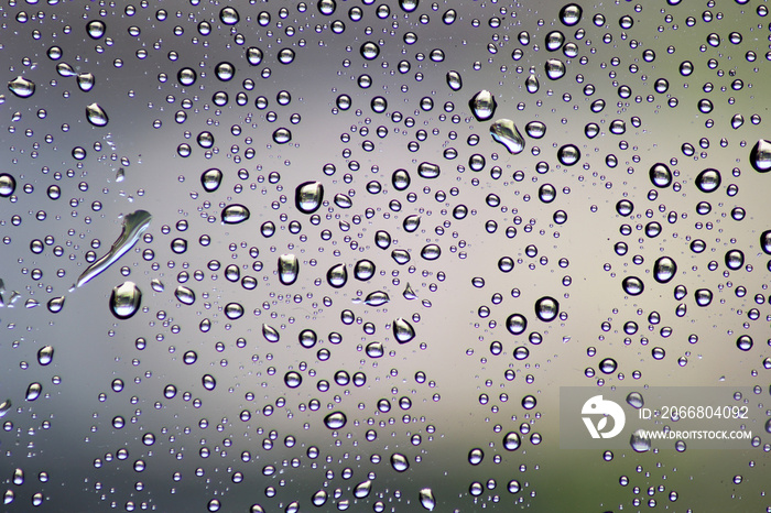 Giornata piovosa. Gocce d’acqua sul vetro di una finestra.