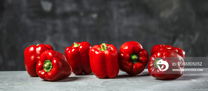 Chefkoch in der Küche mit Frischem Gemüse(Paprika)