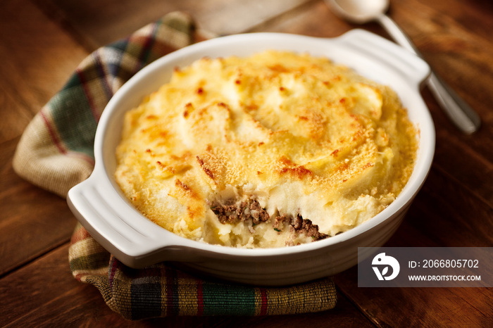 Delicioso escondidinho de carne moída gratinado sobre mesa rústica