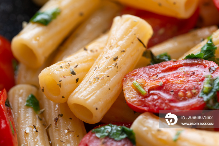 Tortiglioni alla mediterranea con pomodorini, olio di oliva, prezzemolo e origano, Cucina Italiana