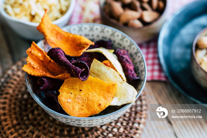 Chips de légumes betteraves panais carottes pour l’apéritif