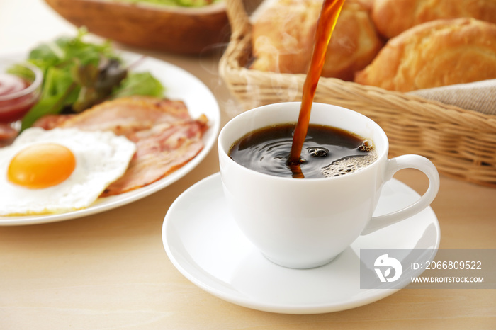 コーヒー 朝食イメージ　Pour coffee into the cup. Breakfast image