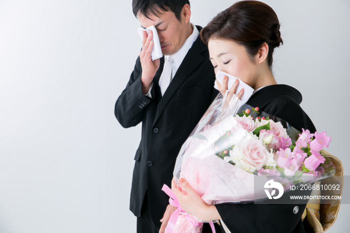 結婚式で感動する両親