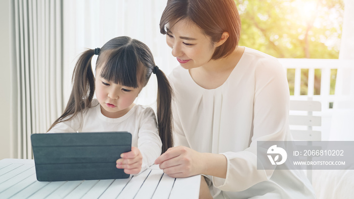 タブレットを見る女の子　オンライン学習　個別指導