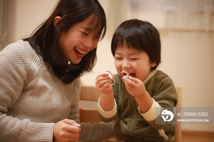 知恵の輪が外れ喜ぶ親子