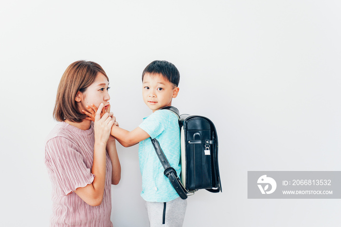 家でお母さんと話す小学生の男の子