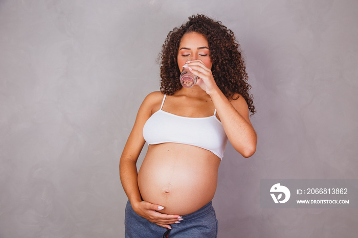 Pregnant pregnant woman drinking water