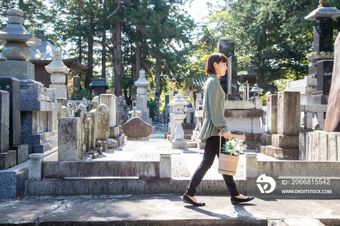 お墓参りに来た女性（横顔・全身）