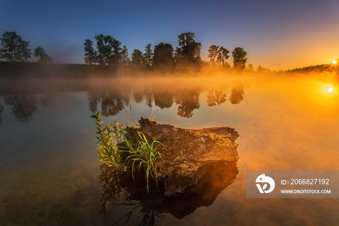 Wschód słońca nad rzeką Wartą. Słońce, mgła i rzeka o świcie