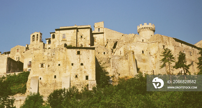 Antiche case in pietra con vista della torre di Santo Stefano di Sessanio, Abruzzo Italia