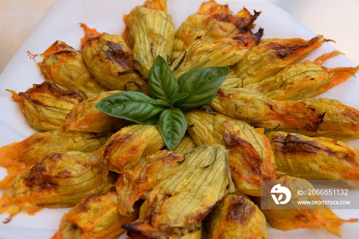 Piatto con fiori di zucca ripieni