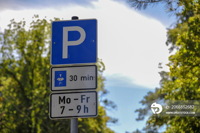 Verkehrsziechen Zeichen Parken Parkplatz mit Einschränkung Parkverbot werktags