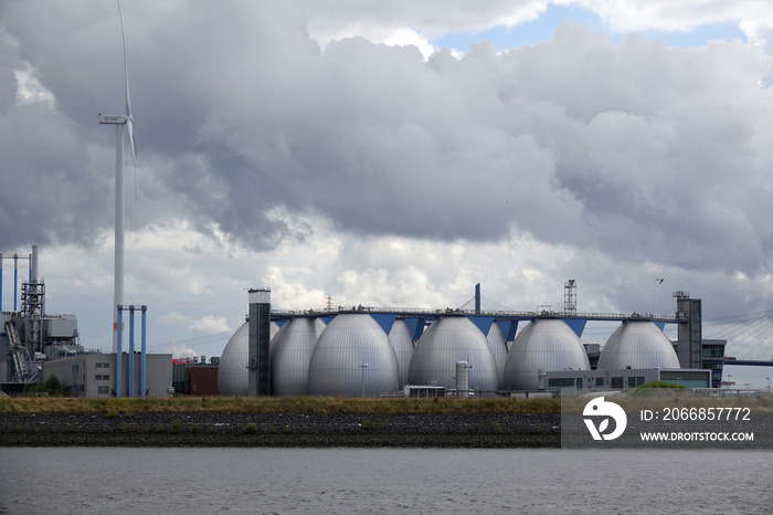 Tanks im Hamburger Hafen