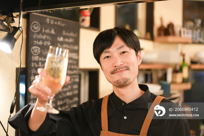 バルの飲食店の男性