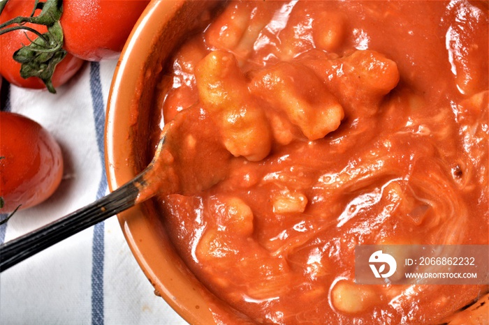 piatto di gnocchi  pasta fatta in casa alla sorrentina cibo italiano tradizionale con sugo e mozzarella al forno