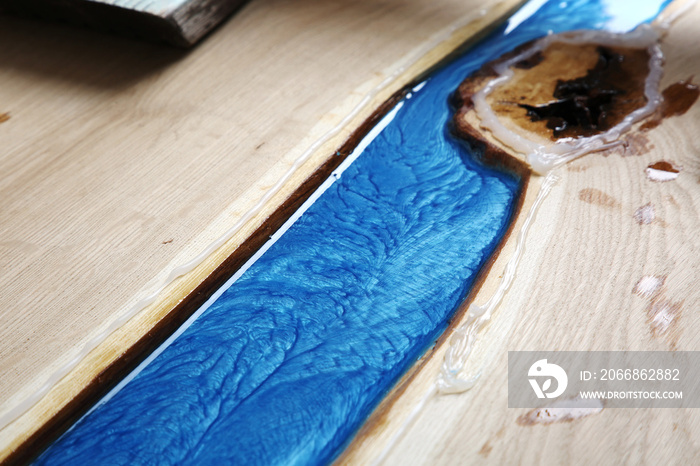 blau metallisches Epoxidharz mit Holzplatte