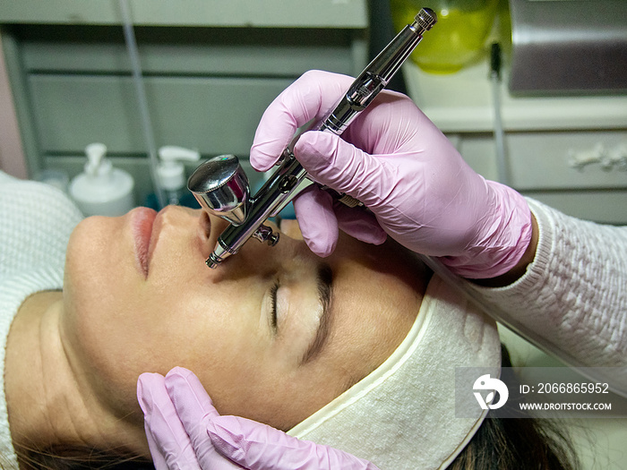 A woman during oxygen infusion treatment at beauty salon.