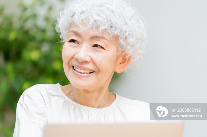 説明を受けるシニア日本人女性