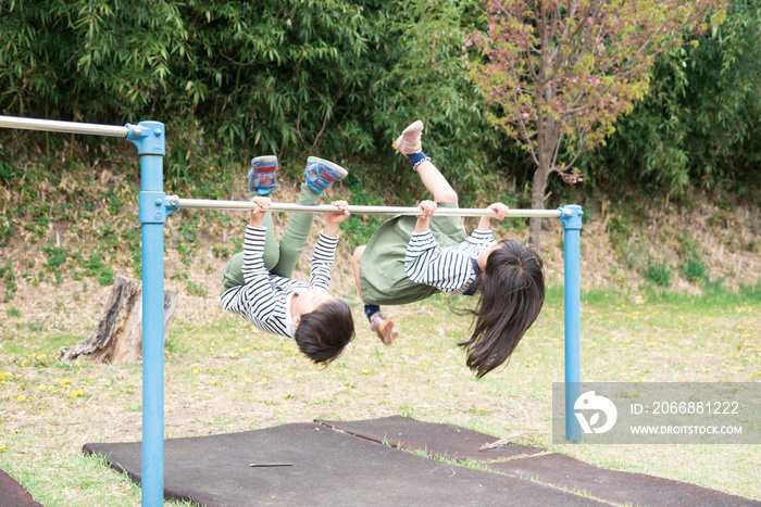 鉄棒をする子供