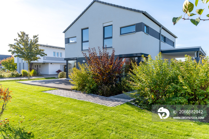 modernes Einfamilienhaus mit Garten