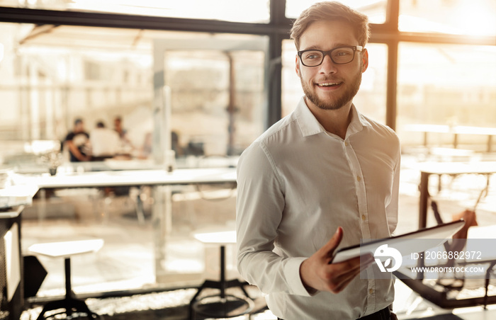 Businessman holding mobile device in cafe