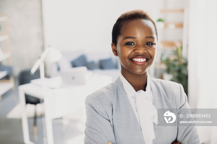 African american business executive posing standing with arms folded, smiling and looking at camera. Beautiful black woman. Afro american girl. Business woman.