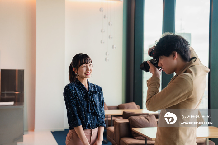 女性のポートレート写真を撮影する男性フォトグラファー