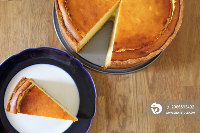 Torte (Käsekuchen) mit einem ausgeschnittenen Stück von oben fotografiert.