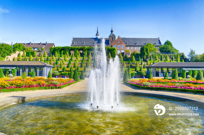 Springbrunnen in einem historischen öffentlichen Park in Kamp Lintfort