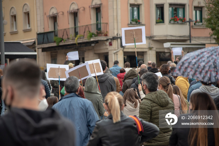 manifestación por las restricciones de la pandemia. covid-19. Hosteleria y leyes.