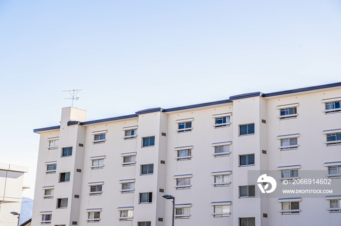 冬空と集合住宅