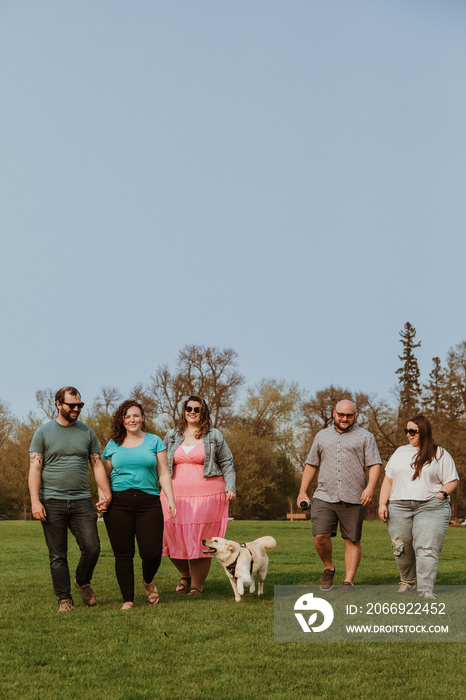 5 friends hang outside in the park