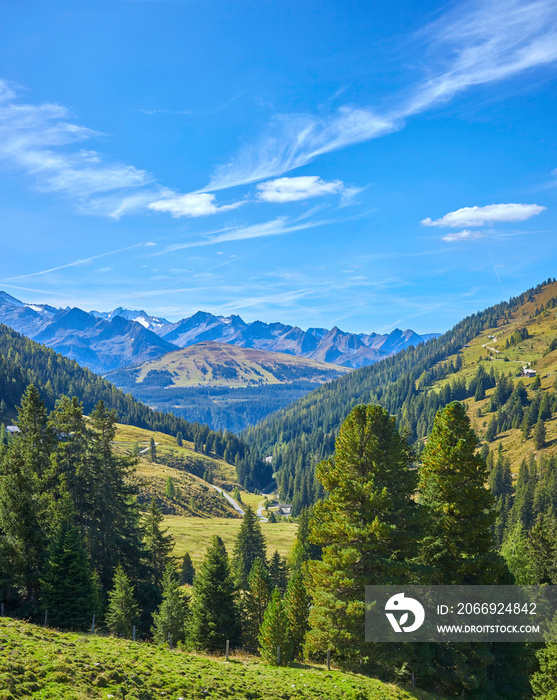 Schönes Bergpanorama im Salzburger Land oberhalb von Wald im Pinzgau,  Österreich.