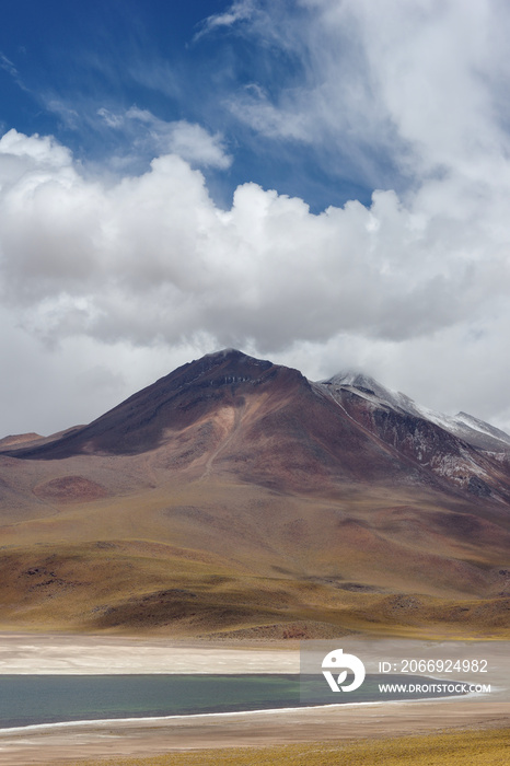 Vue de la lagune Miscanti près de San Pedro de Atacama au Chili