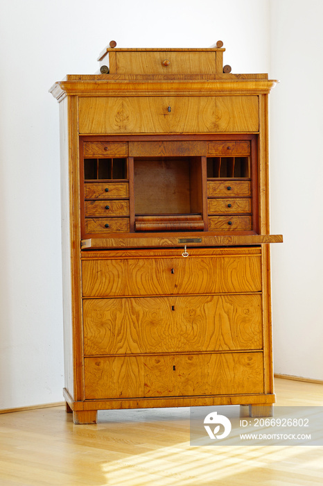 Sekretärschrank Biedermeier geöffnet