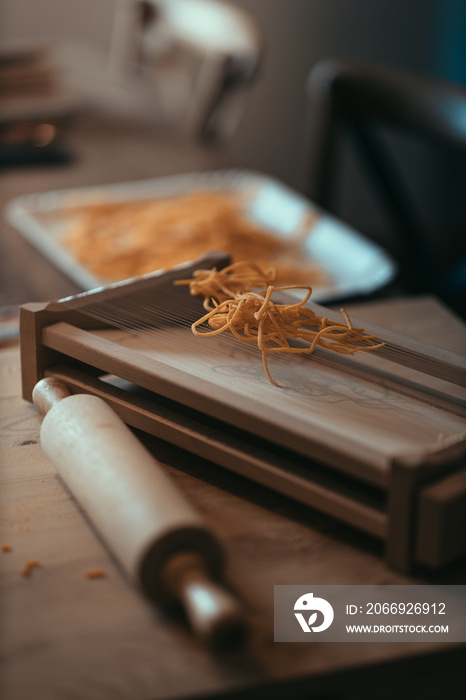 Pasta fatta in casa spaghetti alla chitarra abruzzese