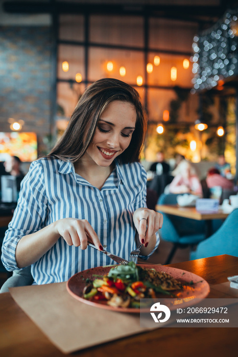 woman in restaurant eating keto food