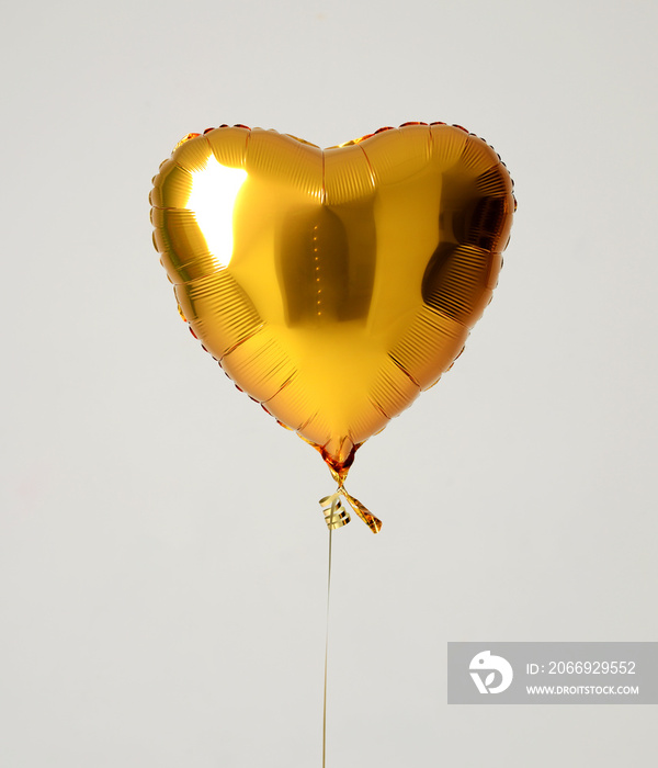 Single gold big heart metallic balloon for birthday