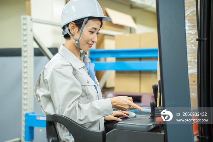 フォークリフトで仕事をする日本人女性