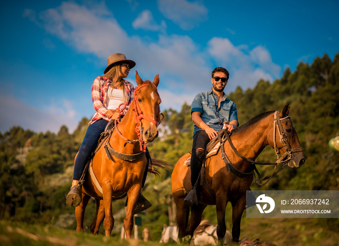 pareja de jinetes al aire libre en caballos montando en verano