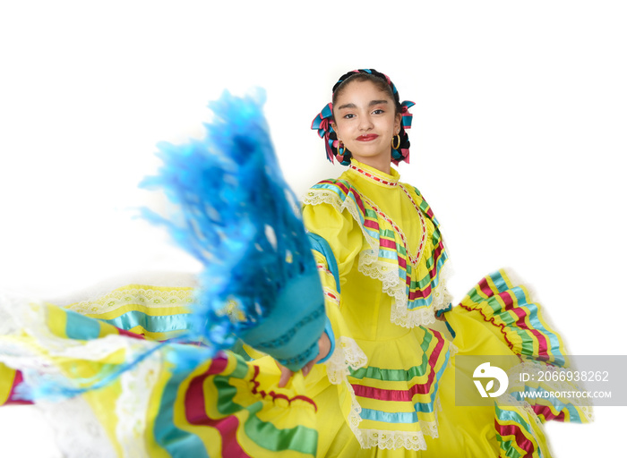 niña mexicana con vestido amarillo, latina bailando danza folklorica mexicana