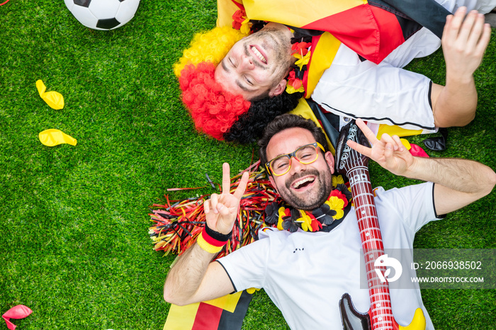 Gruppe glücklicher Fußballfans aus Deutschland feiern gemeinsam einen Meisterschaft Sieg