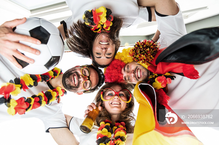 Glückliche deutsche fussball fans feiern meisterschaft sieg