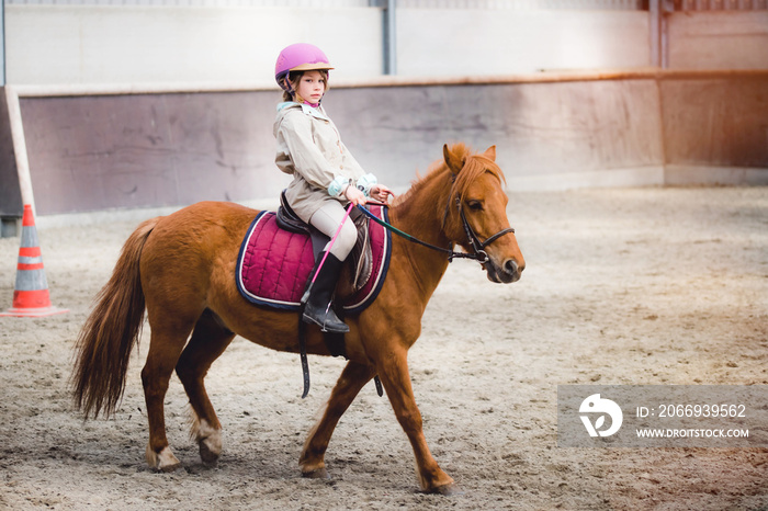 magnifique jeune fille sur son poney