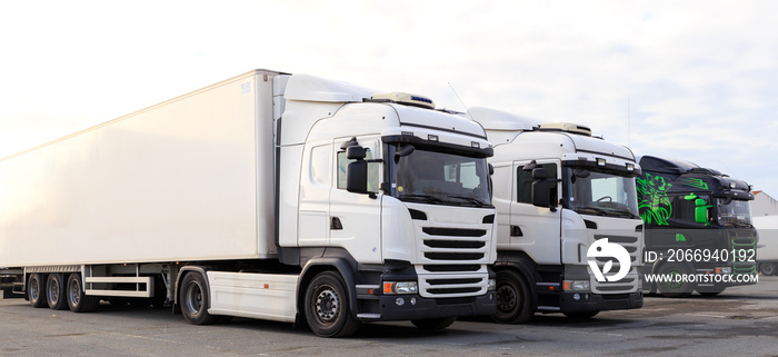 Camion de marchandise en attente de chargement pour transport sur les routes.