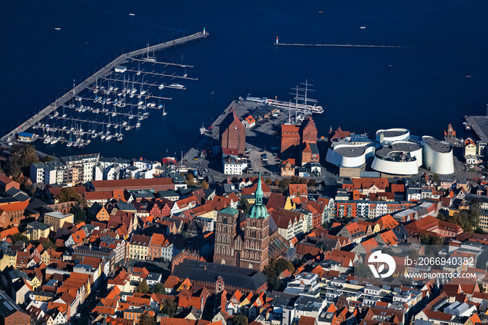 Stralsund, Mecklenburg-Vorpommern, Deutschland, Luftaufnahme aus dem Flugzeug