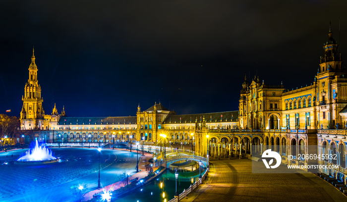 night view of the illuminated plaza de espana in the spanish city sevilla